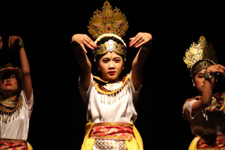 TAMPILKAN TARI TRADISI