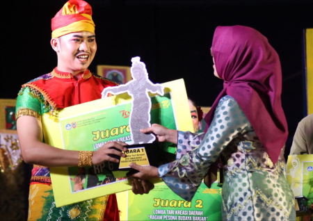 SERAHKAN PIALA JUARA PERTAMA