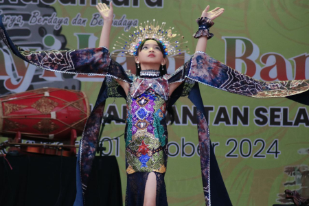 PERAGAAN BUSANA 