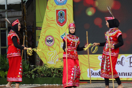 TARI DAYAK HARIMPAI