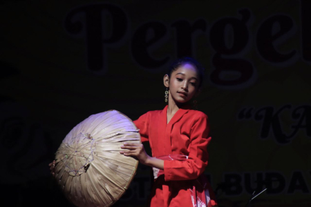 TARI KREASI TANGGUI
