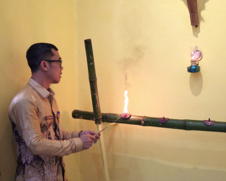 MENYALAKAN PENERANGAN TRADISIONAL