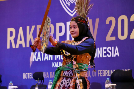 TARI DAYAK MERATUS