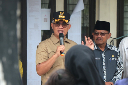 BANTUAN BAHAN PANGAN BERAS UNTUK WARGA