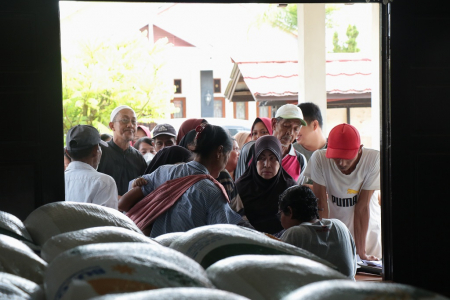 BANTUAN BERAS UNTUK WARGA