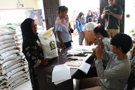 BANTUAN BERAS UNTUK WARGA