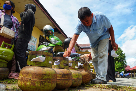SUSUN ANTREAN TABUNG GAS ELPIJI