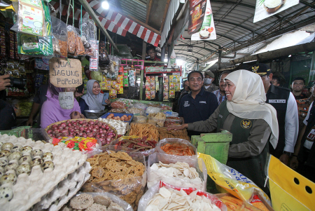 GUBERNUR JATIM TINJAU OPERASI PASAR DI SIDOARJO