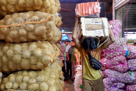 UPAYA MENSTABILKAN HARGA KOMODITAS JELANG NATARU