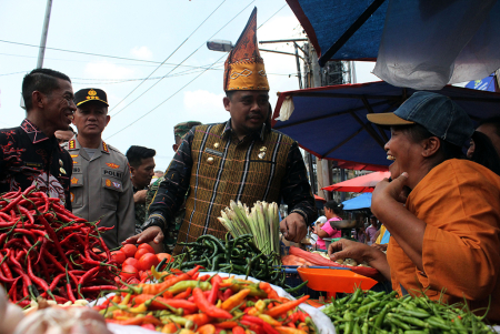 WALI KOTA MEDAN MENINJAU HARGA KEBUTUHAN POKOK 