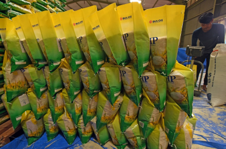 BULOG PASOK BERAS KE PASAR UNTUK STABILKAN HARGA
