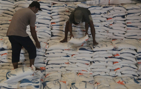 STOK BERAS DI TERNATE MENCUKUPI HINGGA LEBARAN