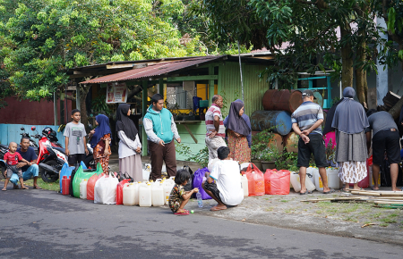 ANTRI MINYAK TANAH