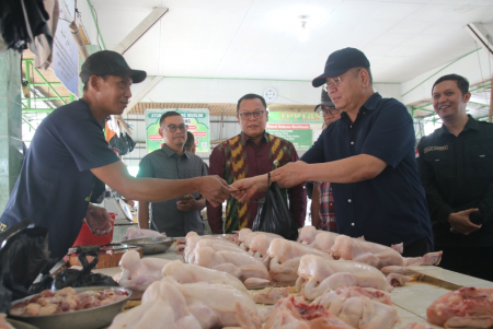 TINJAU HARGA BAHAN POKOK PASAR ALIANYANG SINGKAWANG