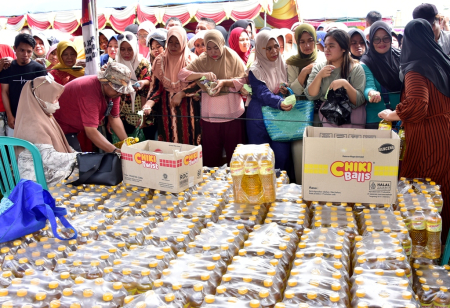 ANTRIAN PEMBELI MINYAK GORENG