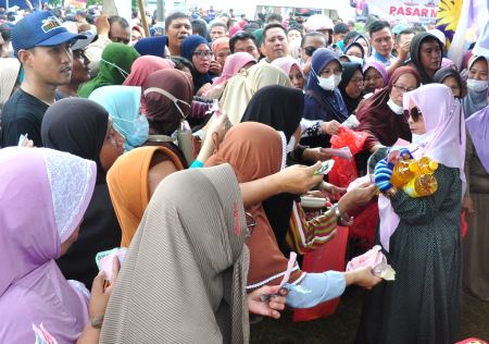ANTRIAN PEMBELI MINYAK GORENG