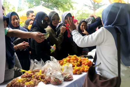 ANTRIAN WARGA BELANJA KEBUTUHAN PANGAN