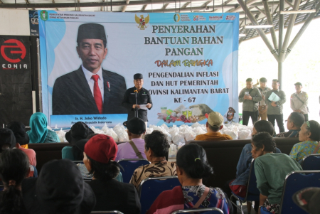 PENYERAHAN BANTUAN BAHAN PANGAN PADA MASYARAKAT PERBATASAN SAMBAS