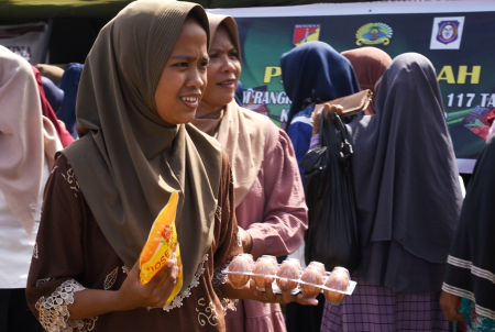 BELI TELUR DAN MINYAK GORENG