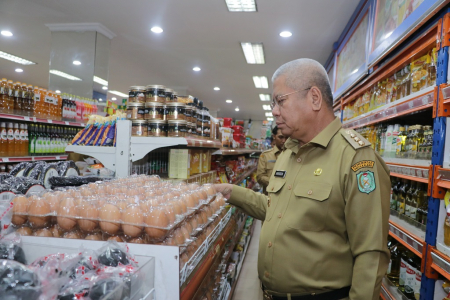 PJ GUBERNUR KALBAR SIDAK PASAR RITEL DAN SUPERMARKET PONTIANAK