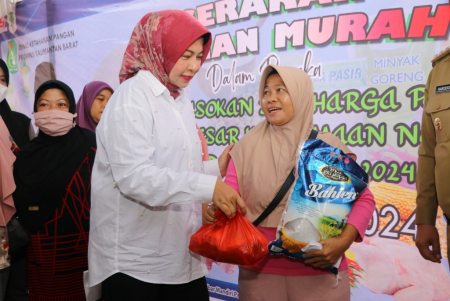 PJ KETUA TP-PKK PROV KALBAR BAGIKAN SEMBAKO