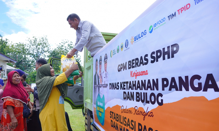 TURUNKAN PASOKAN BERAS