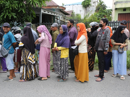 ANTRI BELI BERAS SIAM MURAH 