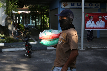 MEMBAWA BERAS MURAH 
