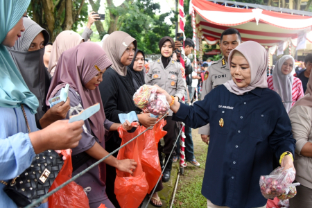 MELAYANI WARGA DI PASAR MURAH
