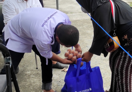 MASUKAN TELUR ke TAS BELANJA