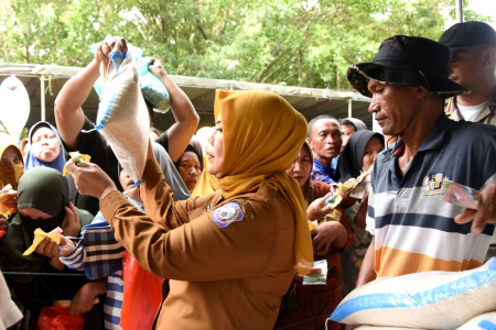 LAYANI PEMBELI BERAS