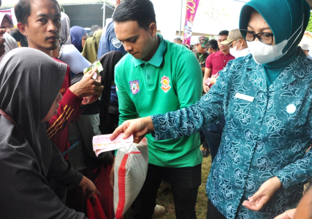 MELAYANI PEMBELI BERAS
