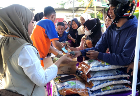 MELAYANI PEMBELI BERAS