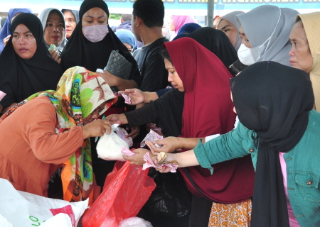 MELAYANI PEMBELI GULA PASIR