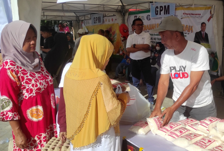 MELAYANI PEMBELI GULA PASIR