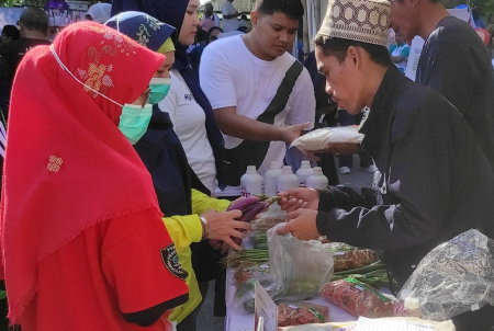 MELAYANI PEMBELI SAYURAN