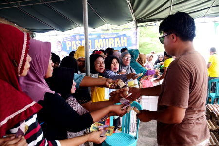 MELAYANI PEMBELI TELUR