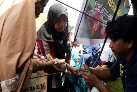 MELAYANI PEMBELI TELUR