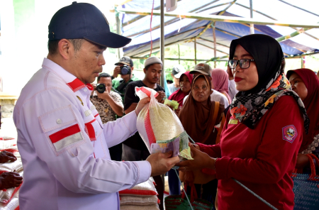 MELAYANI WARGA di PASAR MURAH