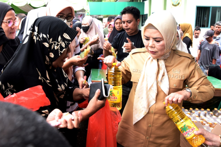 MELAYANI WARGA DI PASAR MURAH