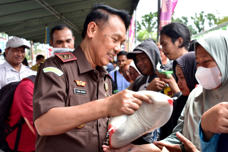 MELAYANI WARGA di PASAR MURAH