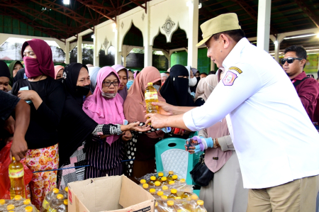 LAYANI WARGA DI PASAR MURAH