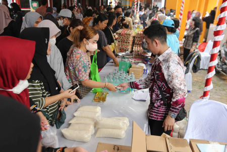 LAYANANI WARGA BELI KEBUTUHAN POKOK