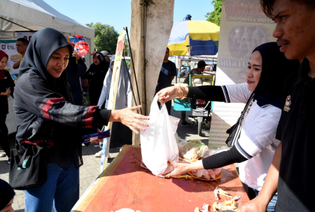 PENJUAL DAGING AYAM
