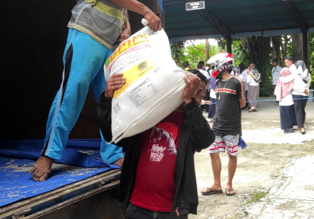 PIKUL KARUNG GULA PASIR