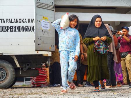 MEMBAWA PAKET BERAS MURAH
