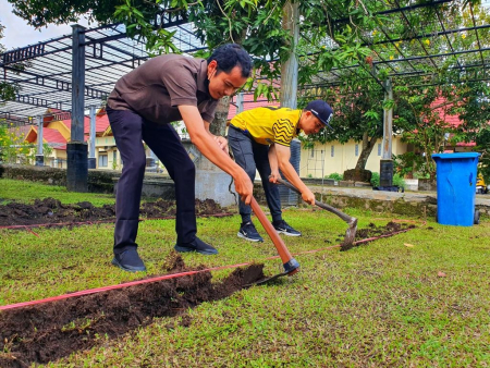 MENCANGKUL TANAH