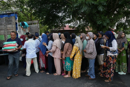 ANTRE MENDAPATKAN BERAS MURAH