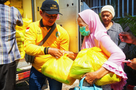 MENYERAHKAN PAKET SEMBAKO MURAH