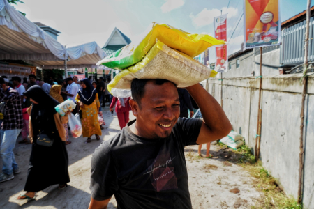 MEMBAWA BERAS